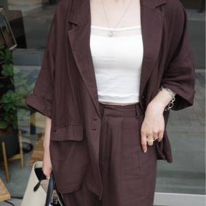 深みブラウンで品よく決まる。涼しげで大人っぽい「リネンセットアップ」