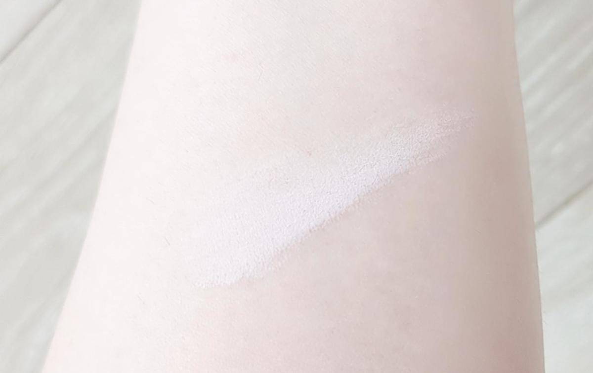 キャンメイクマシュマロフィニッシュパウダーAbloom02サクラチュールを腕にのせた画像