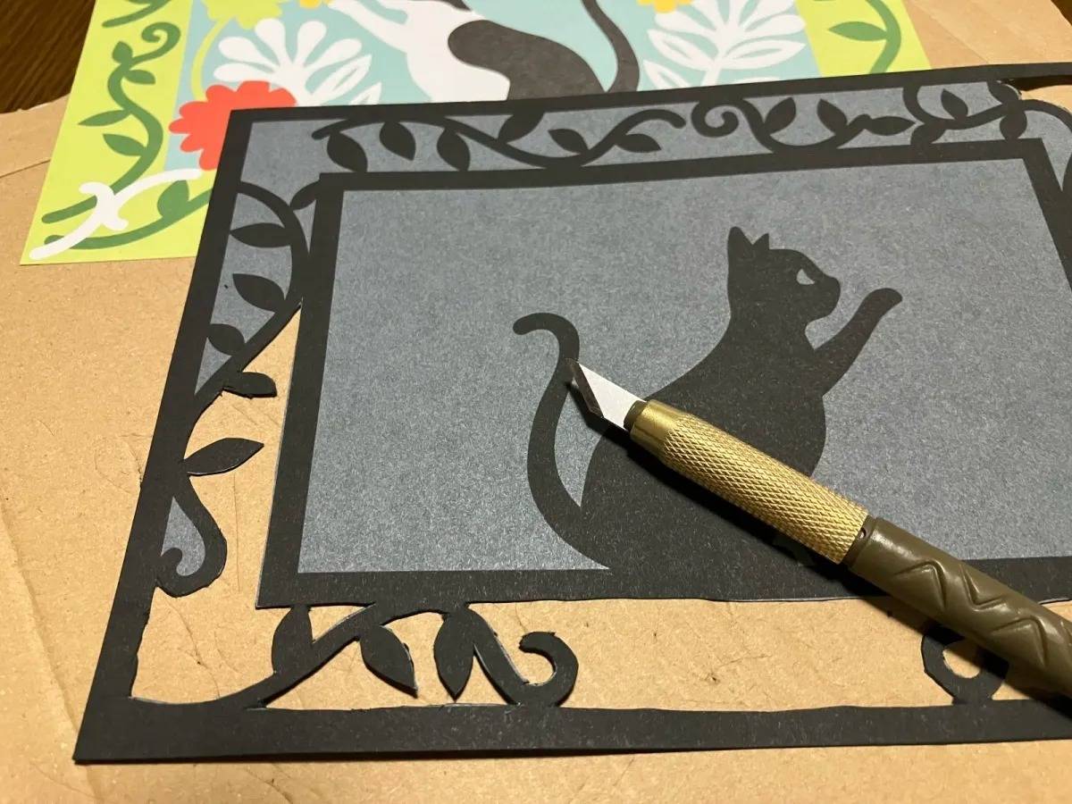 DAISO(ダイソー):大人の切り絵 ネコの居る庭