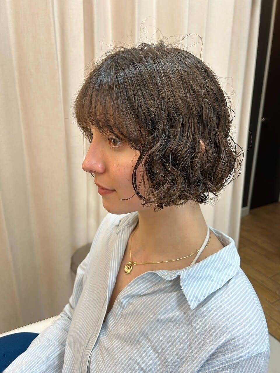 レトロな雰囲気のカーリーボブ