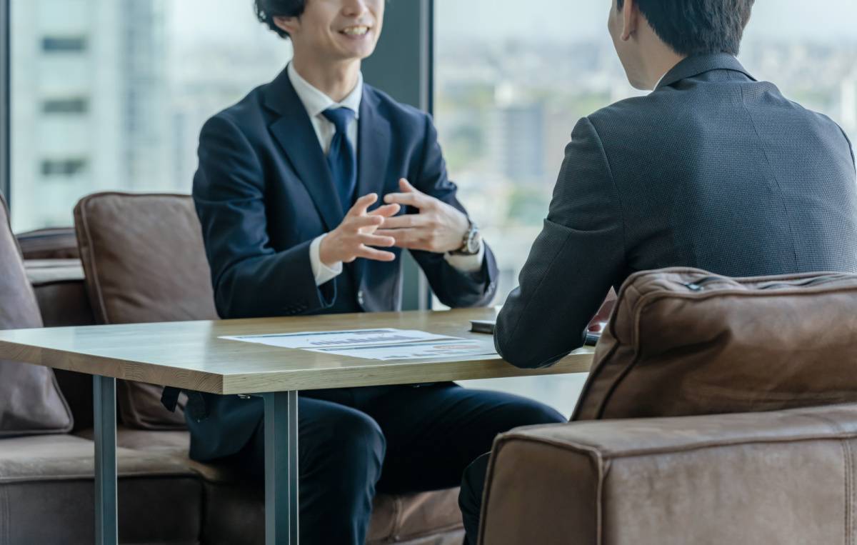 話す人