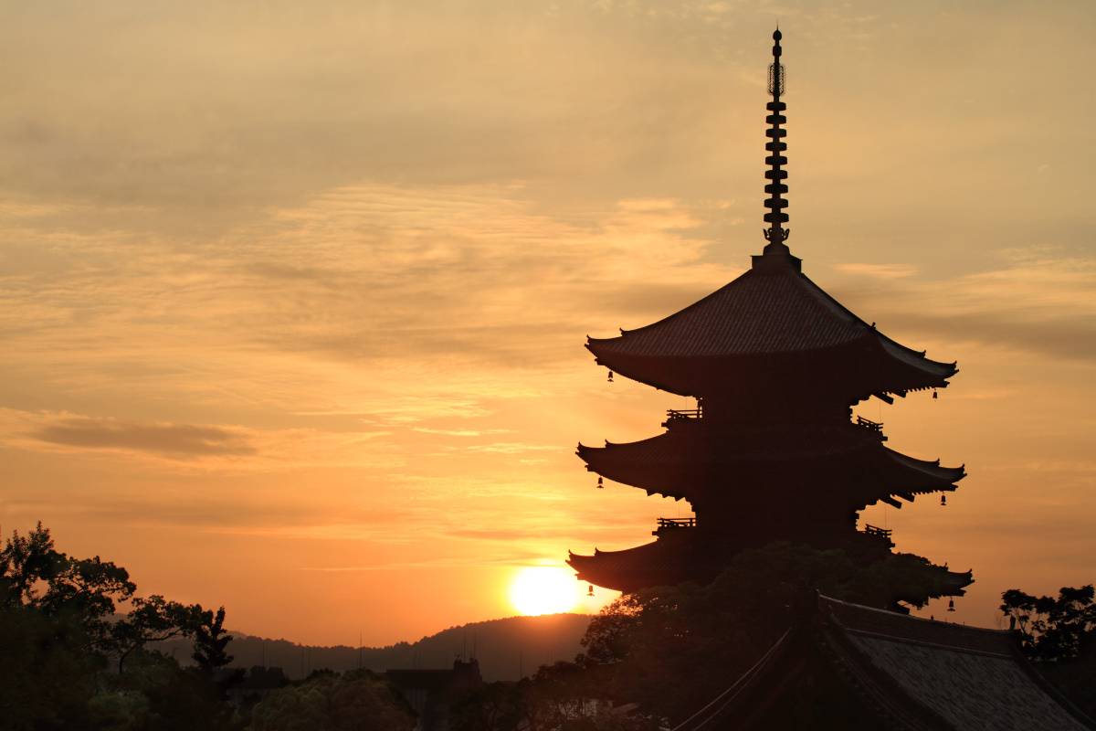 京都・東寺　朝焼けの空
