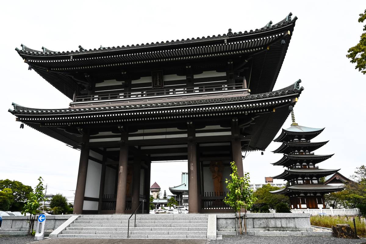 覚王山日泰寺の山門