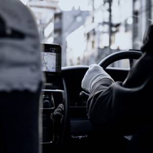 【ゾッとする怖い話】「またきたね」タクシー会社に届く、一足の子ども靴