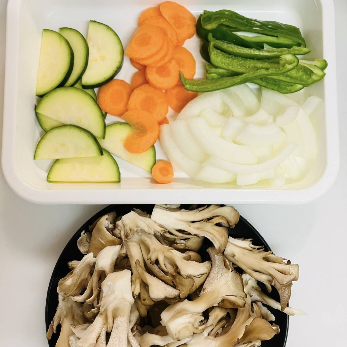JAグループ公式の「豚肉と夏野菜と舞茸のマスタードポークソテー」のレシピ