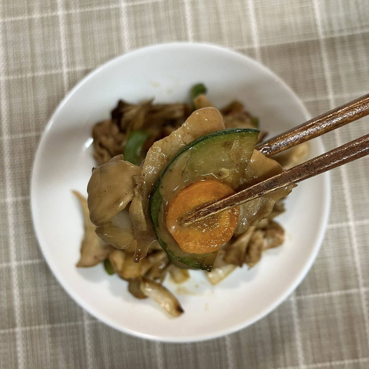 JAグループ公式の「豚肉と夏野菜と舞茸のマスタードポークソテー」のレシピ
