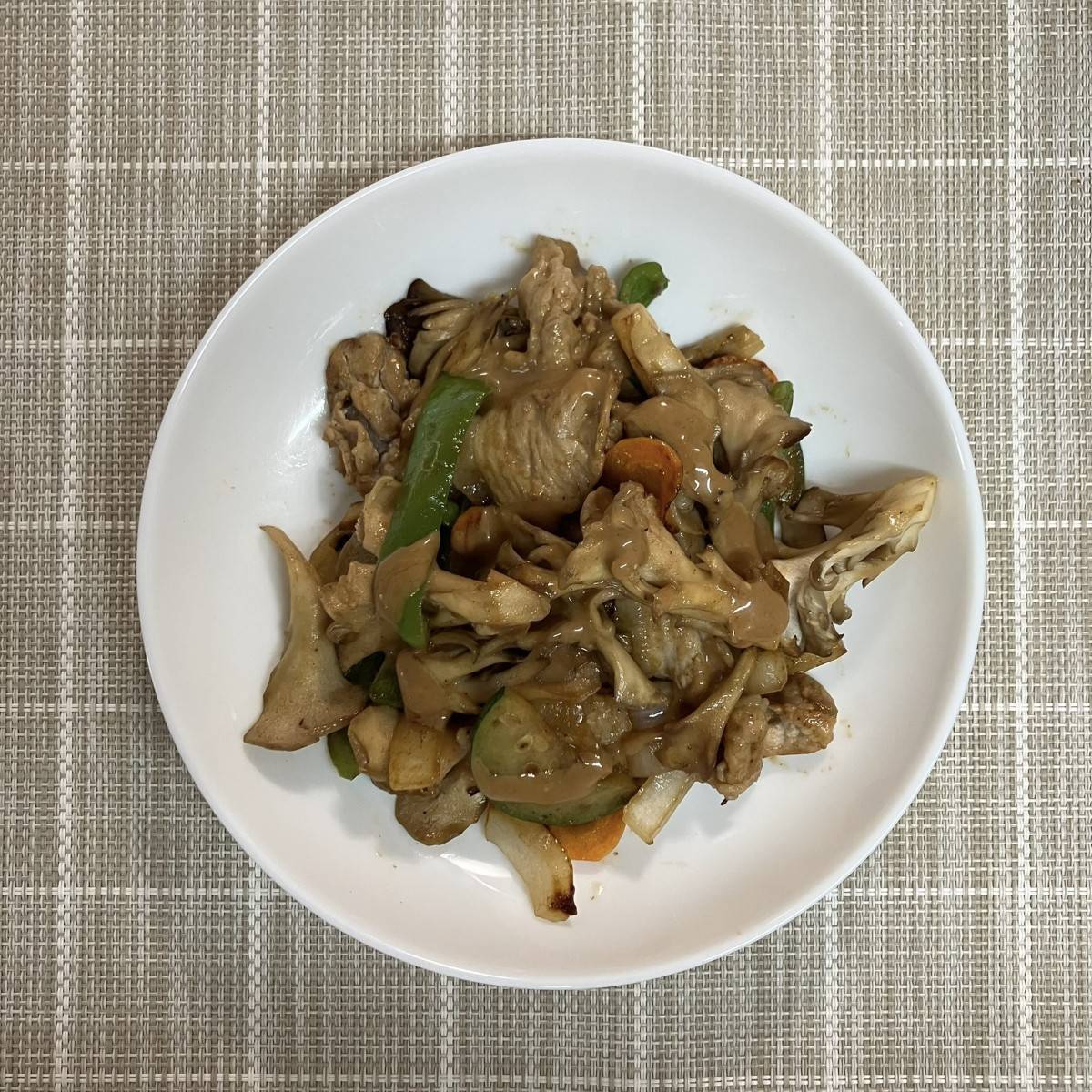 JAグループ公式の「豚肉と夏野菜と舞茸のマスタードポークソテー」のレシピ