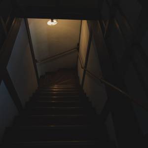 【ゾッとする怖い話】ギシ。ギシ。階段の電球をつけっぱなしにしている理由