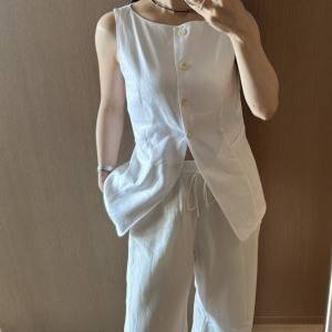 一枚でもサマになる。涼しげな白で上品な抜け感をつくる「KUME」のリネンベスト