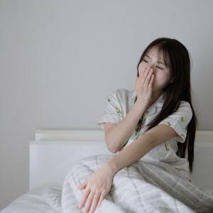  あくびをする女性 