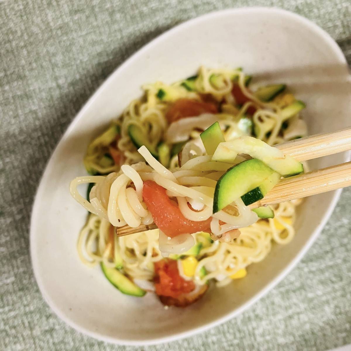 マルちゃん公式の「夏野菜たっぷり!カラフル塩焼そば」のレシピ