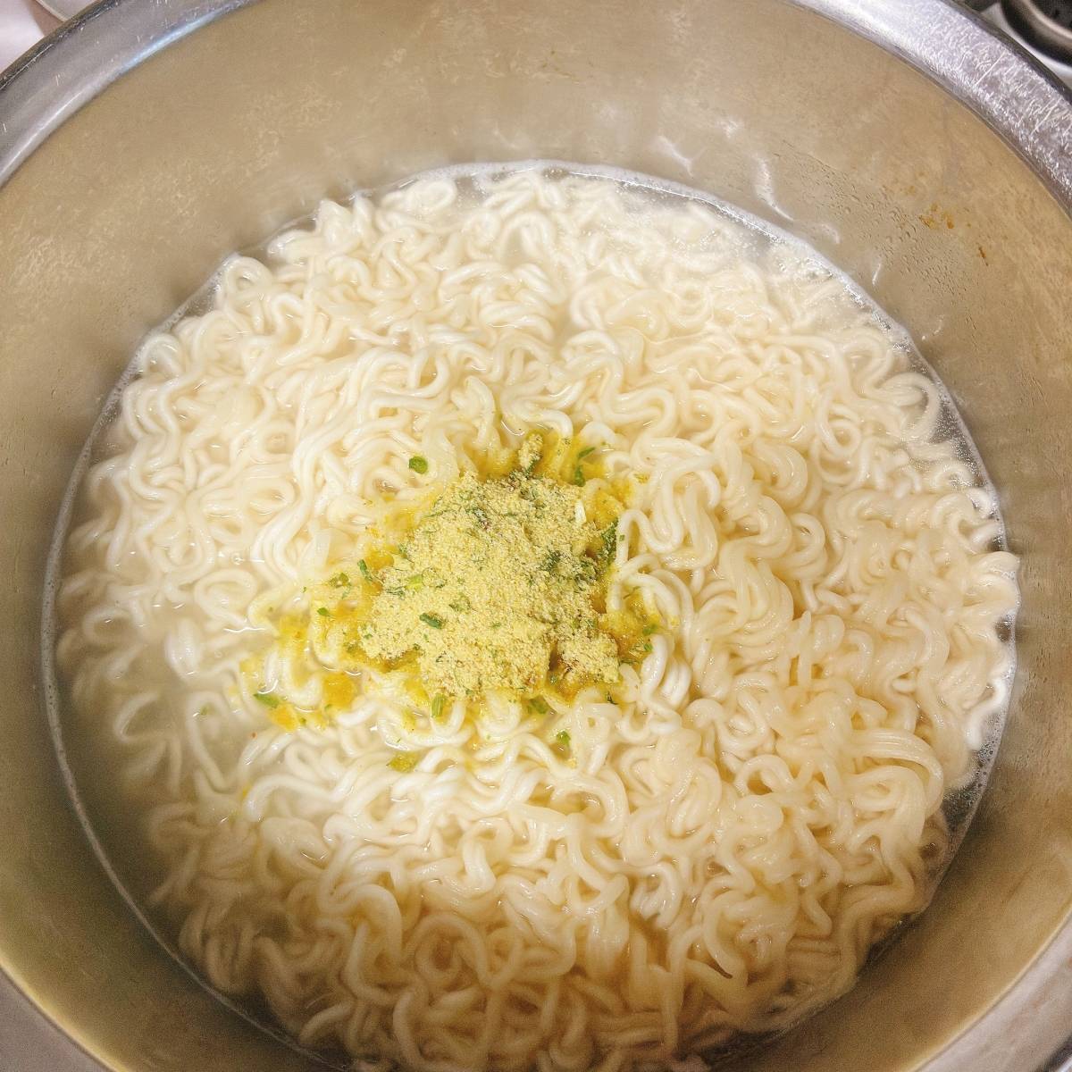 サッポロ一番公式の「【イワテ一番】三陸わかめ盛っりもり塩らーめん」のレシピ