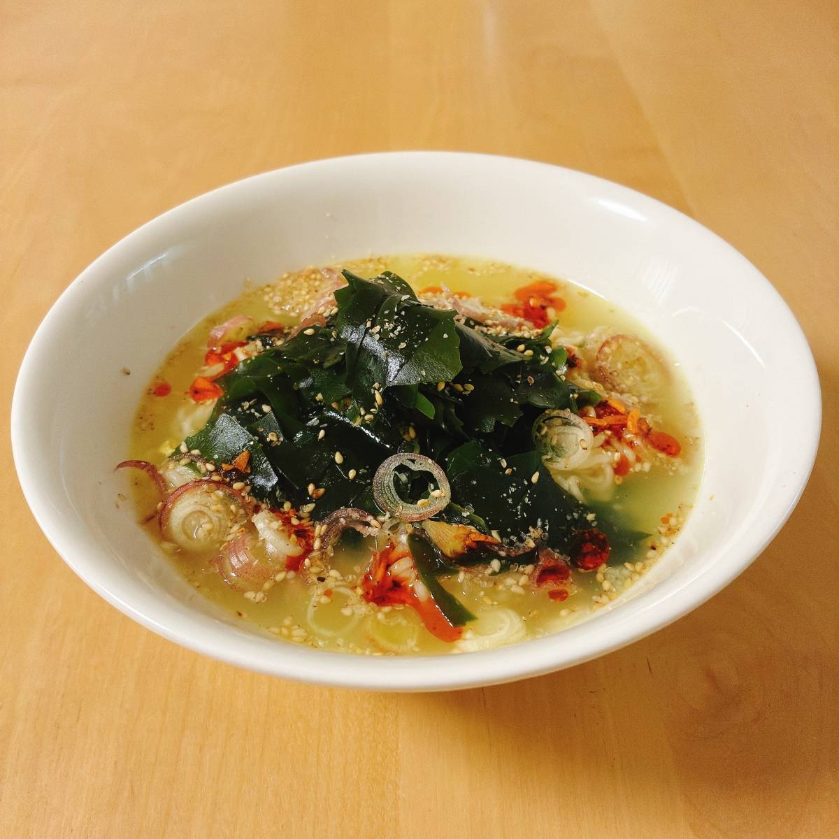 サッポロ一番公式の「【イワテ一番】三陸わかめ盛っりもり塩らーめん」のレシピ