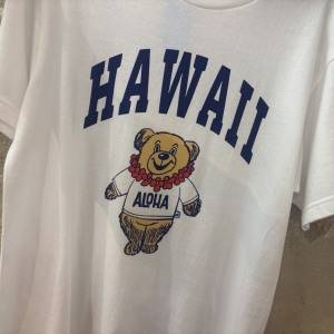 ハワイアンズで発見！夏カジュアルの装いに映える「ベア＆ロゴTシャツ」