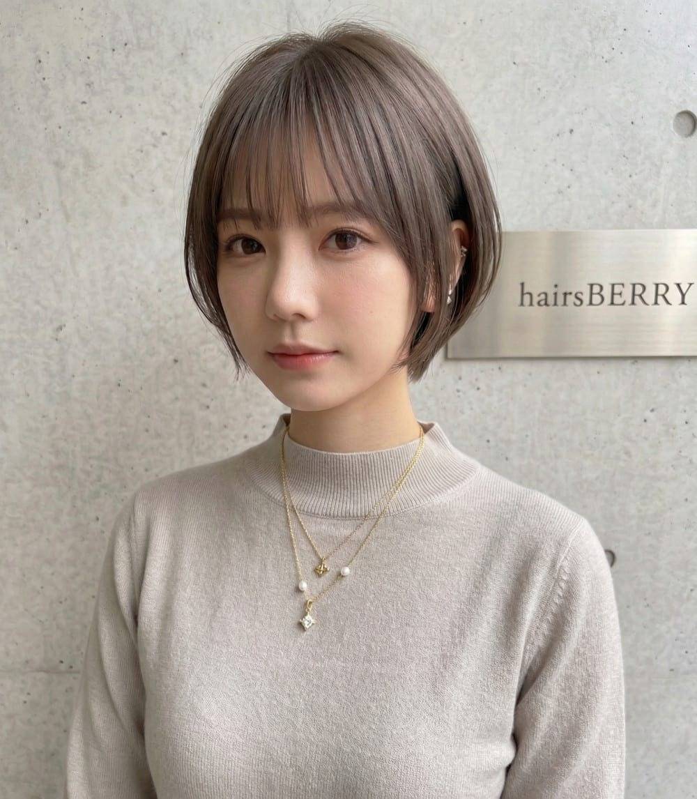 グレージュカラーの透明感ショート