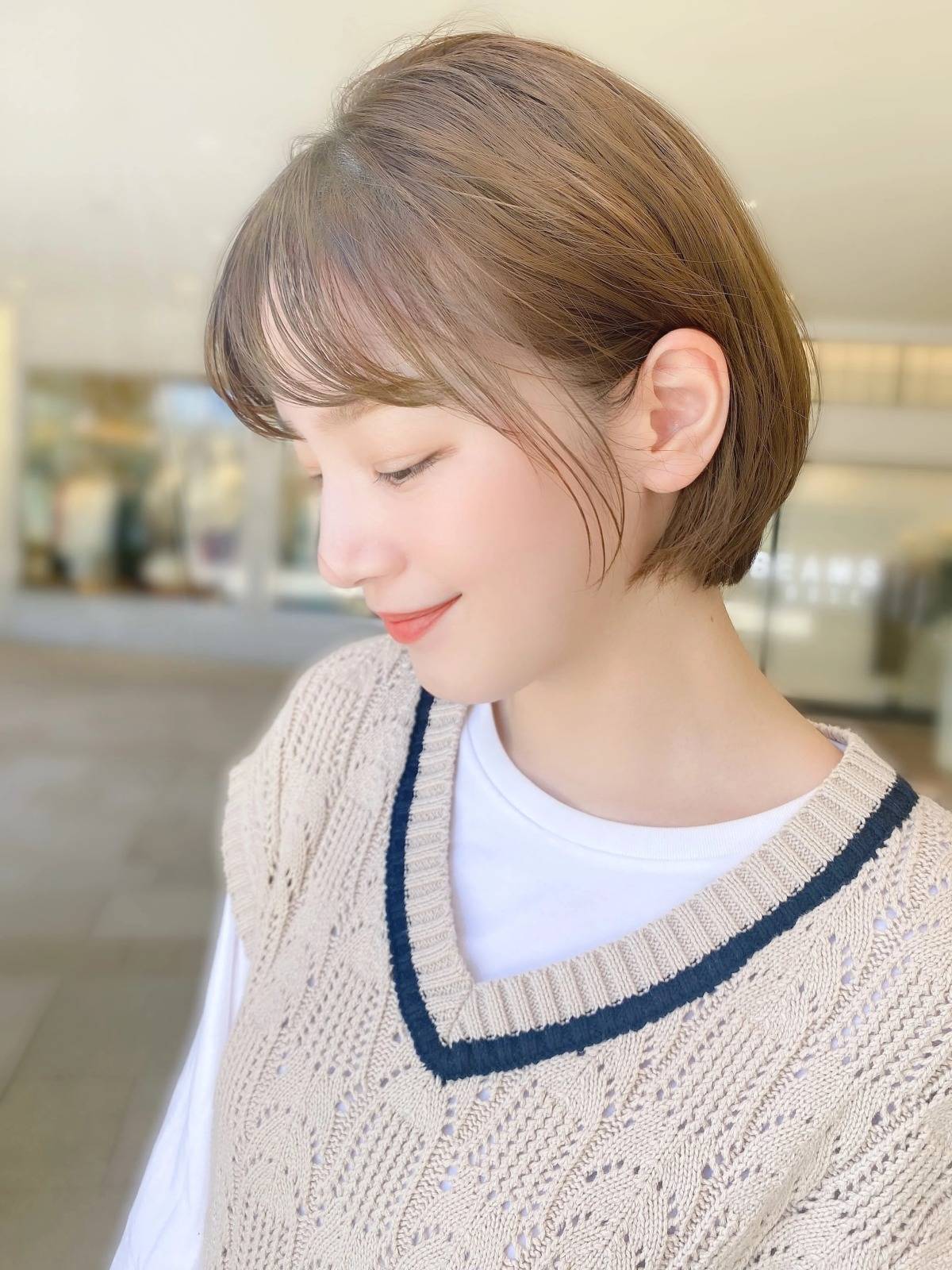 グレーアッシュの耳掛けボブ