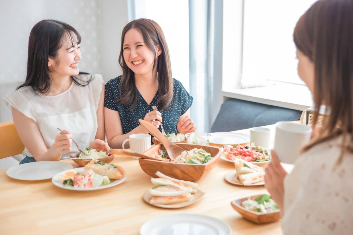 話す人