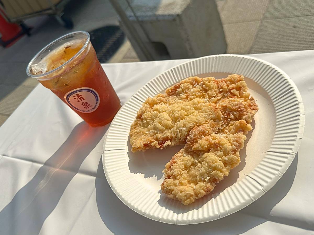 購入した台湾風唐揚げと蜜香紅茶 