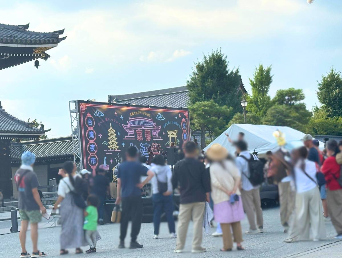 台湾の小学生による演奏が行われているステージ