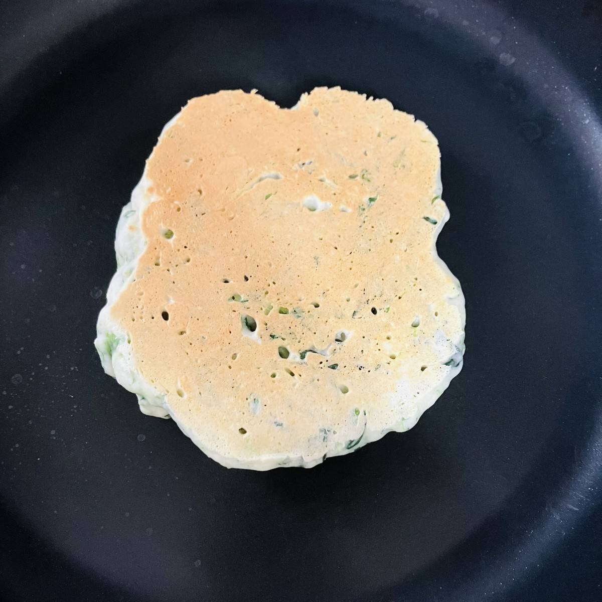 森永公式の「かえるのほうれん草ホットケーキ」のレシピ