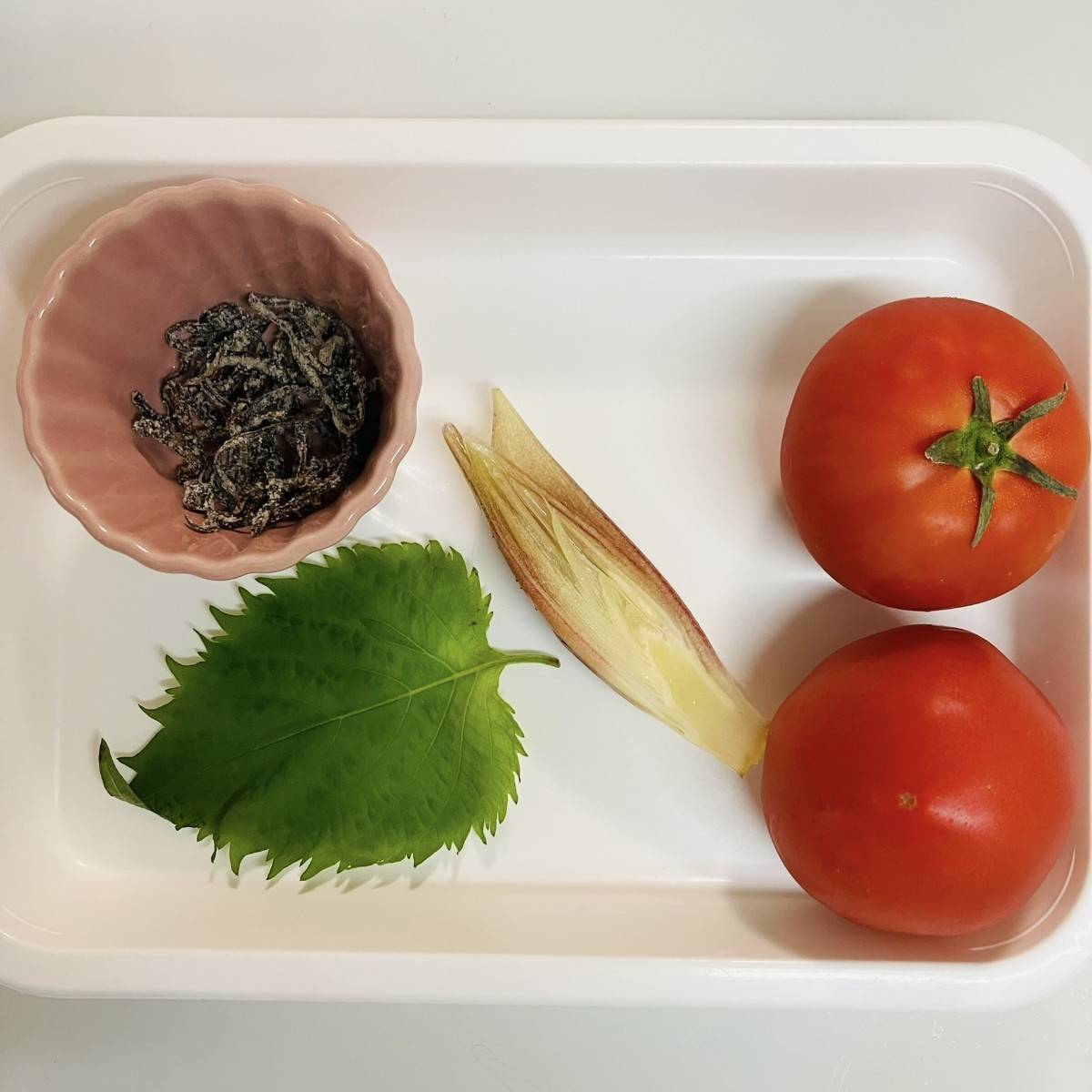くらこん公式の「塩こんぶとトマトのサラダ」のレシピ