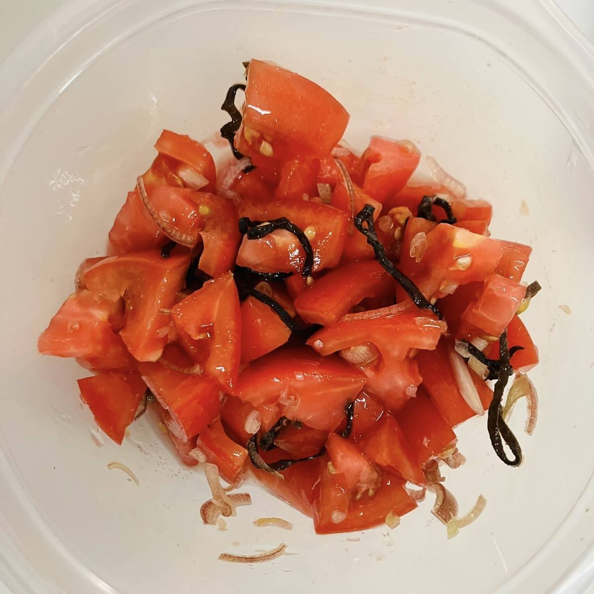 くらこん公式の「塩こんぶとトマトのサラダ」のレシピ