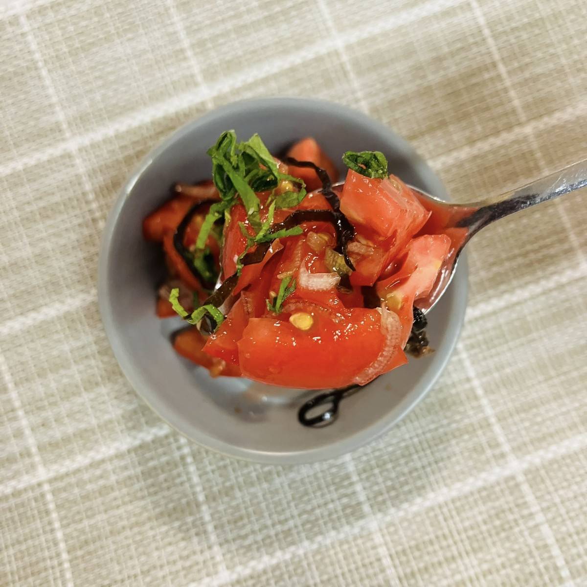くらこん公式の「塩こんぶとトマトのサラダ」のレシピ