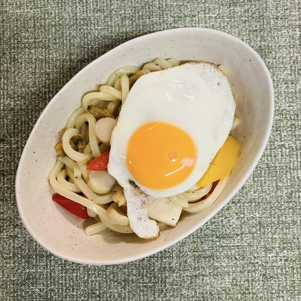 テーブルマーク公式の「海鮮塩バター焼きうどん」のレシピ