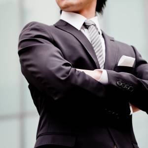  腕を組む人 