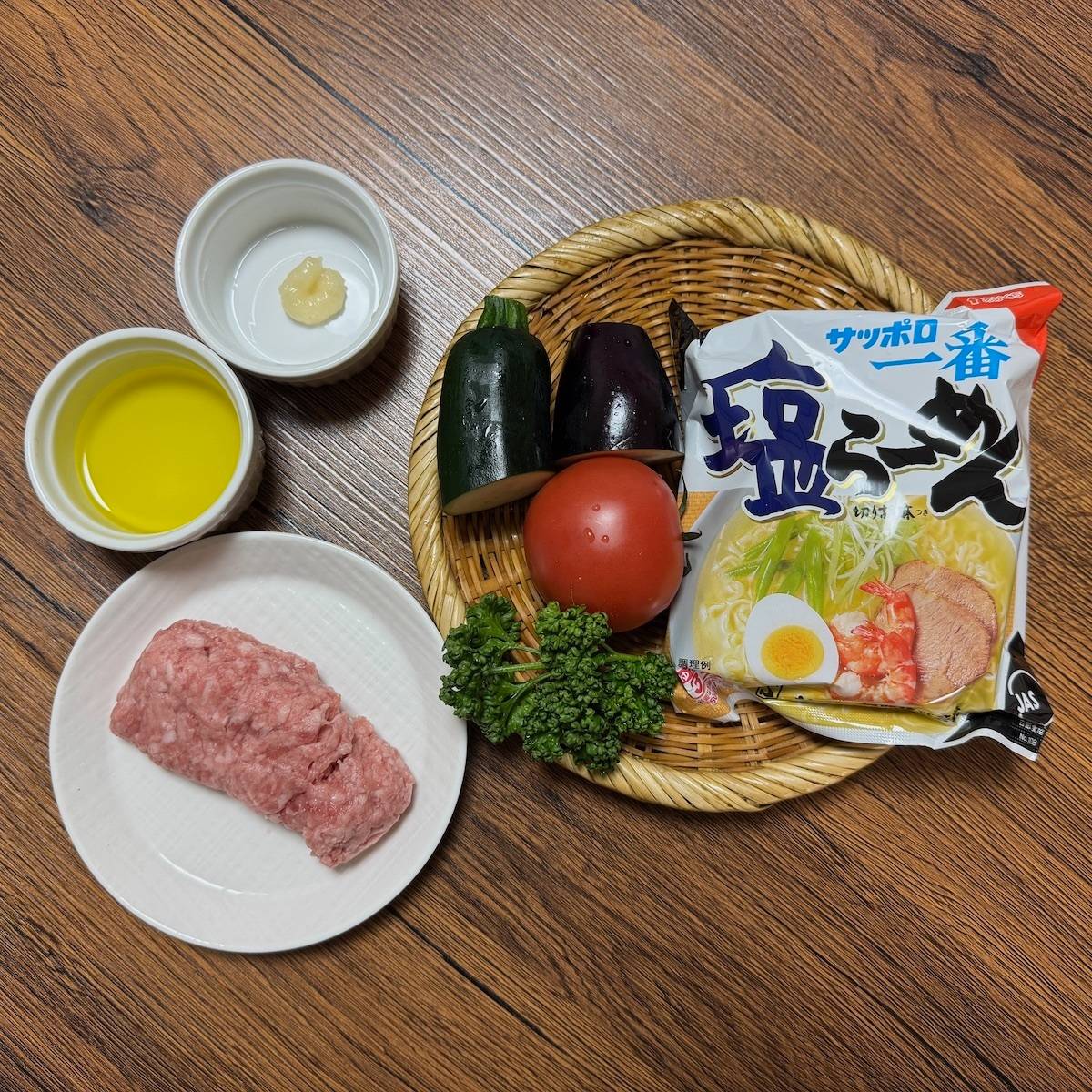 サッポロ一番公式の「ワンパンで！夏野菜のボロネーゼラーメン」のレシピ