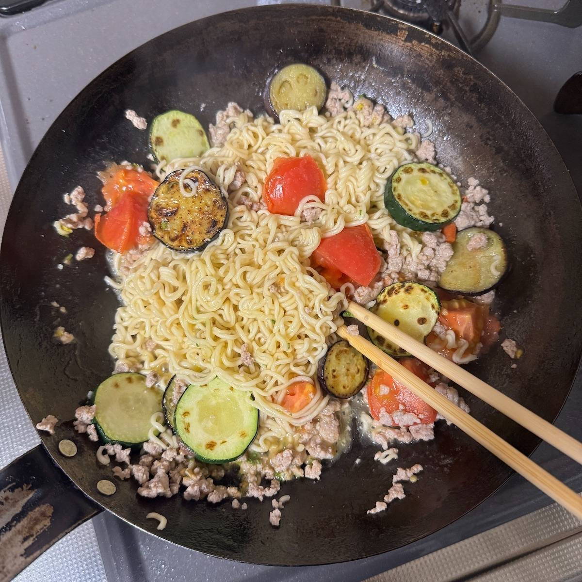 サッポロ一番公式の「ワンパンで！夏野菜のボロネーゼラーメン」のレシピ