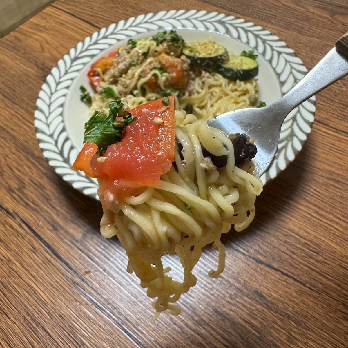 サッポロ一番公式の「ワンパンで！夏野菜のボロネーゼラーメン」のレシピ