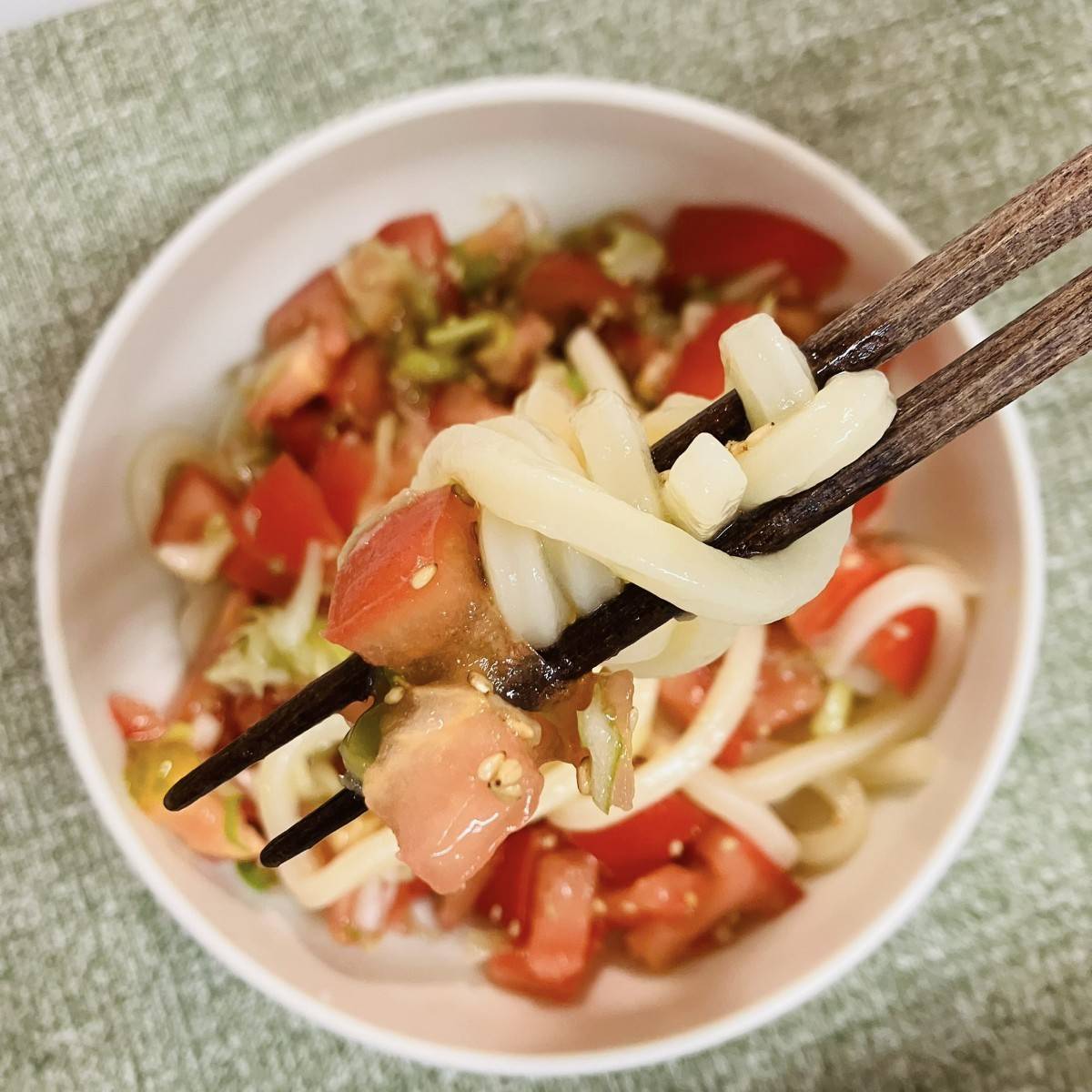 テーブルマーク公式の「トマトのねぎまみれうどん」のレシピ