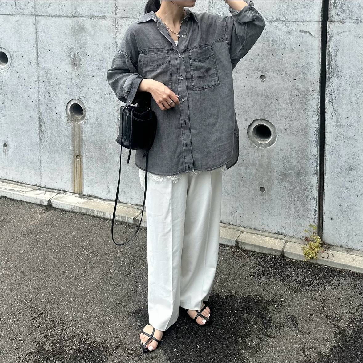 デニムシャツ×白パンツ