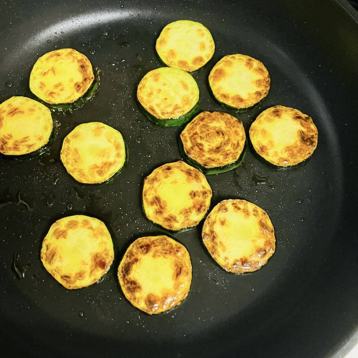 JAグループ公式の「ズッキーニとカニ風味かまぼこのチーズ焼き」のレシピ