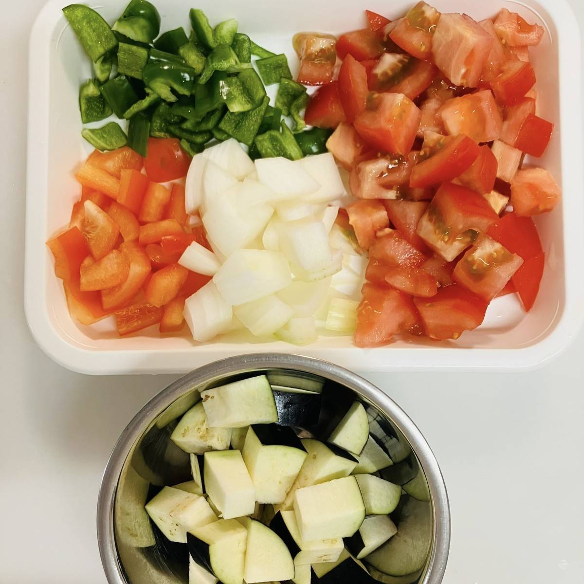 いなば公式の「ツナコーンで夏野菜のドライカレー風」のレシピ