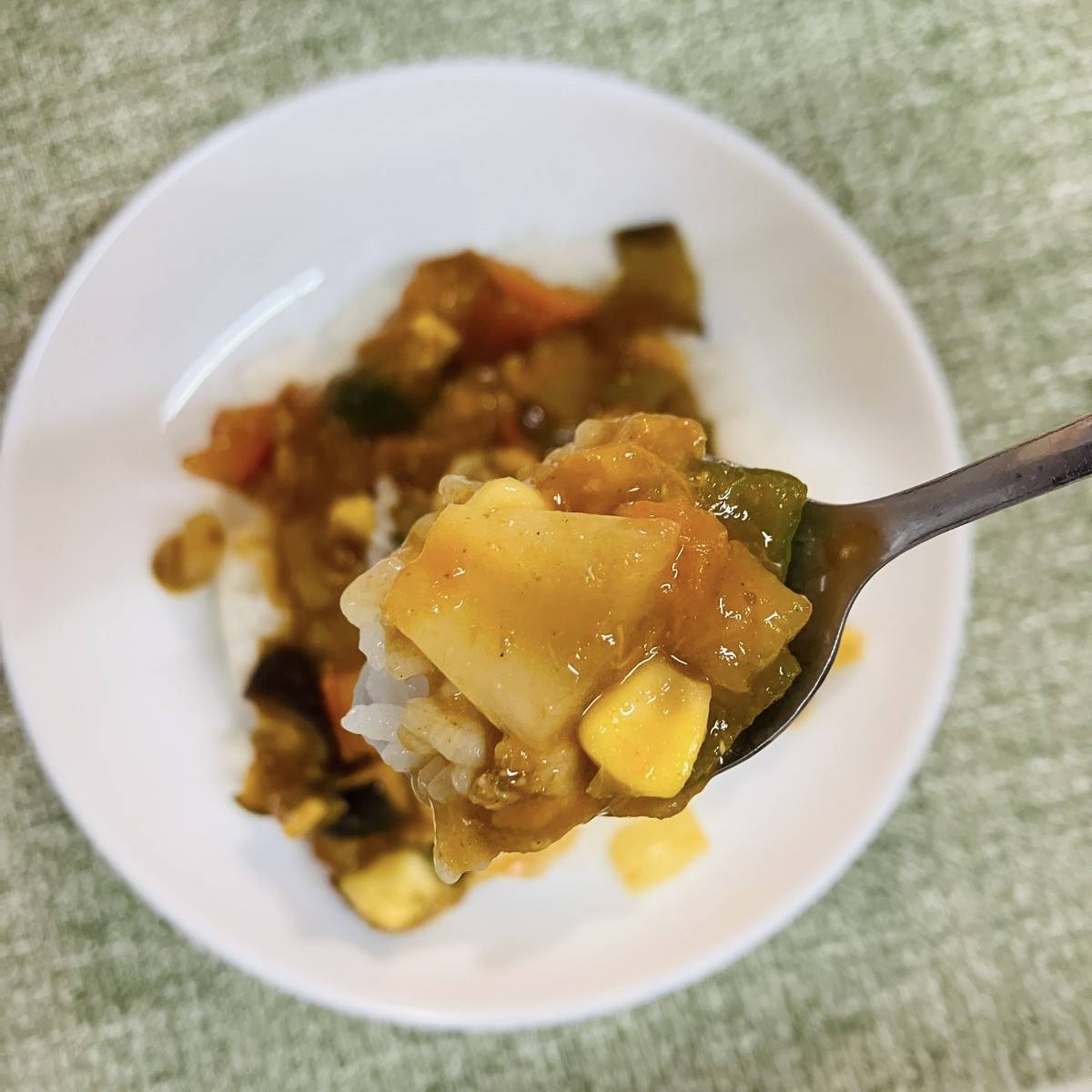 いなば公式の「ツナコーンで夏野菜のドライカレー風」のレシピ