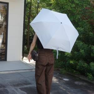 日差し対策もお洒落に……。軽くて持ち歩きやすい「XTGR」の晴雨兼用傘