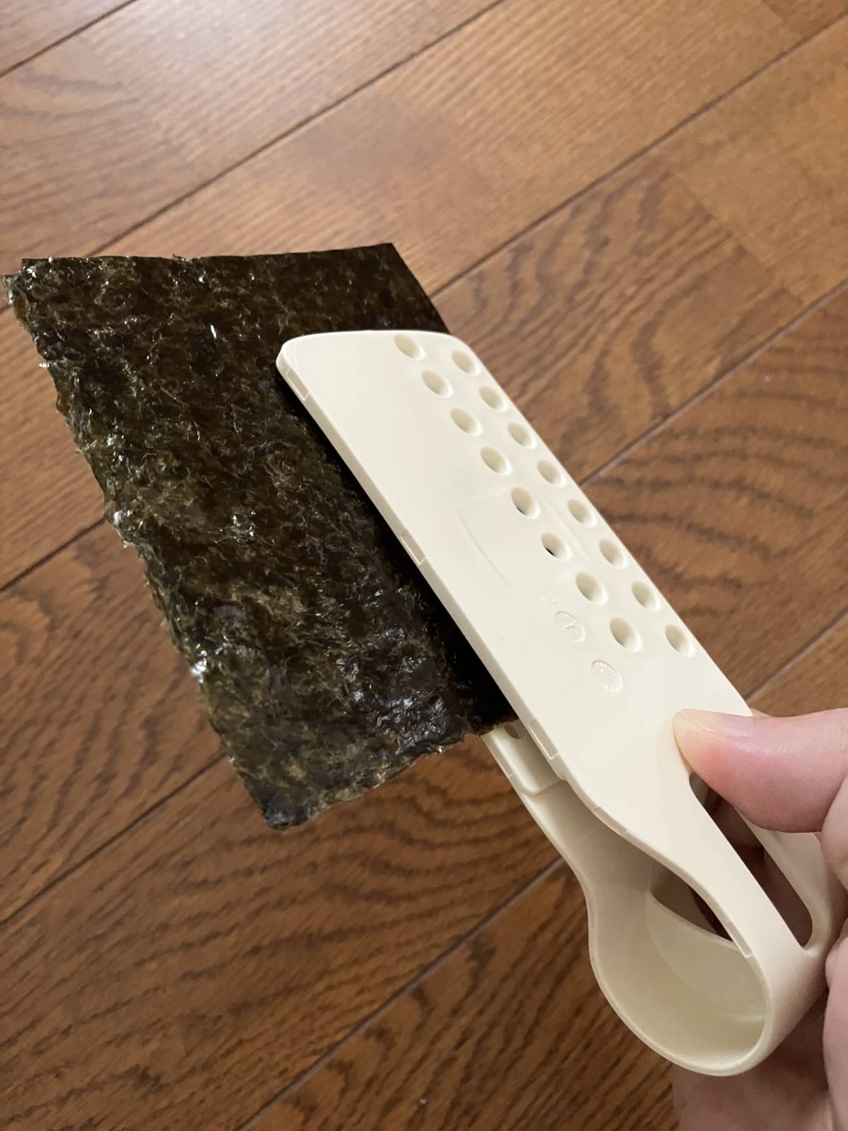 セリアの穴あけ海苔用パンチ