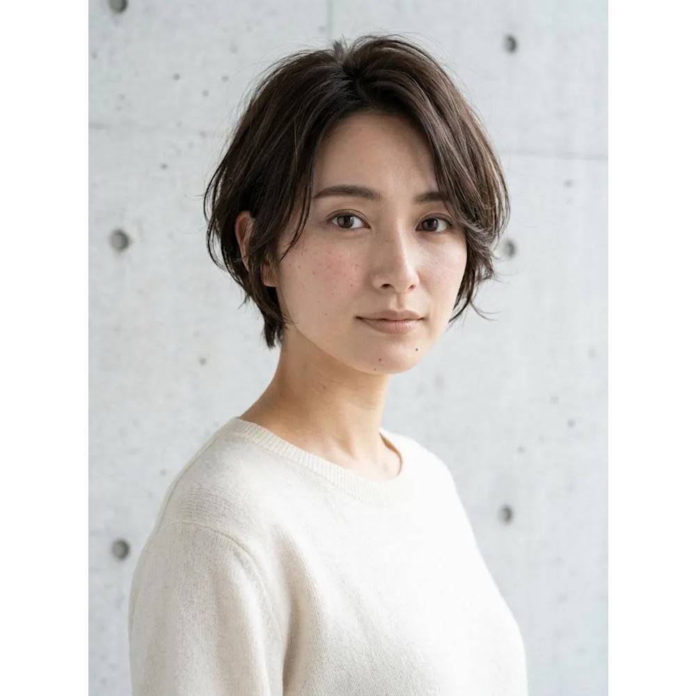 毛先を遊ばせたウルフショート