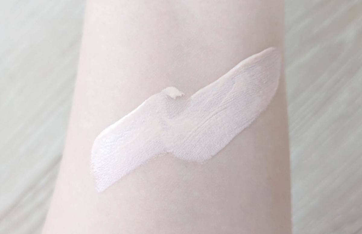 エレガンスグロウリフティングベースUVPK110 を腕に伸ばした画像