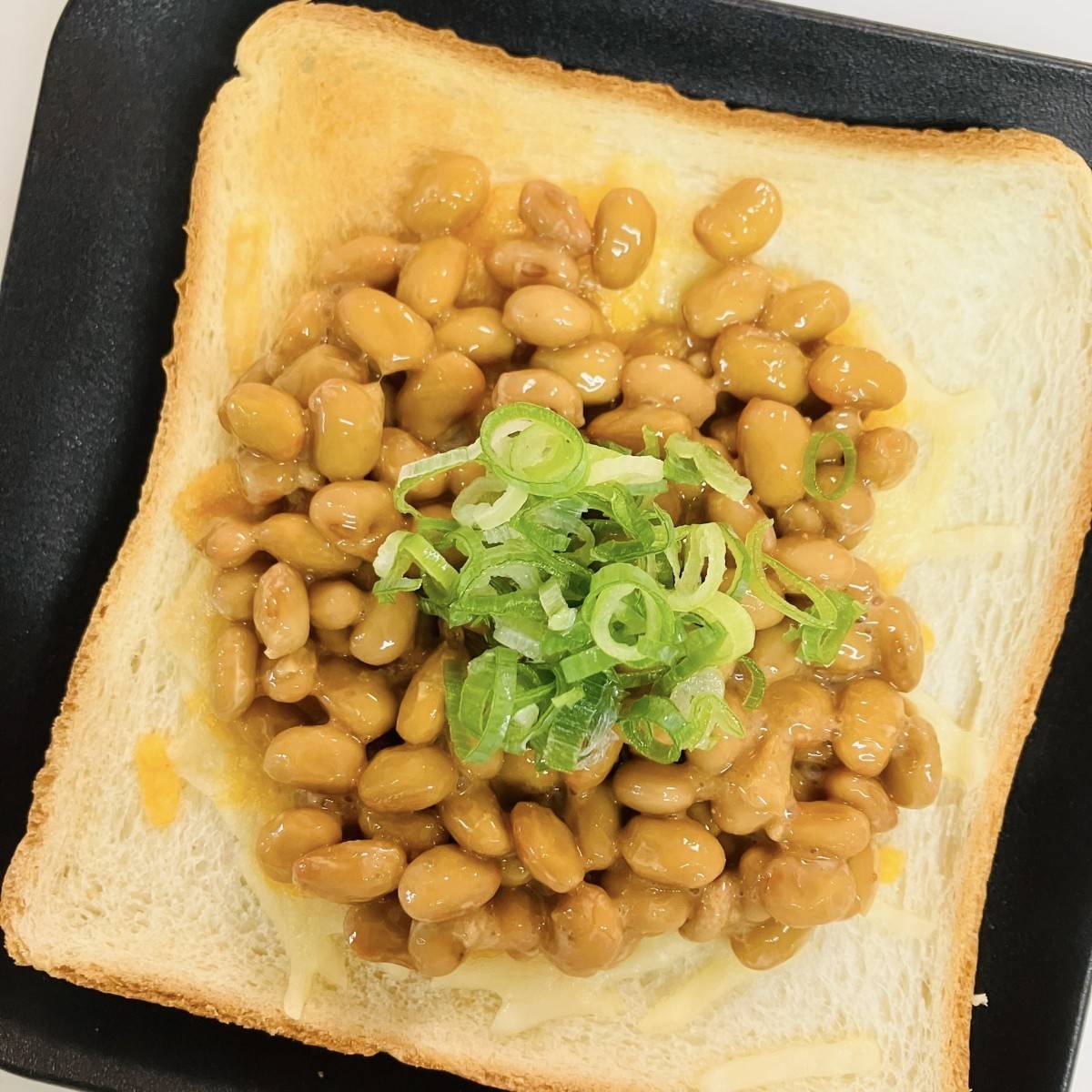 タカノフーズ公式の「納豆チーズトースト」のレシピ