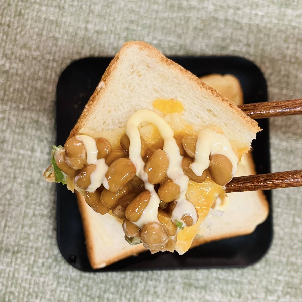 タカノフーズ公式の「納豆チーズトースト」のレシピ