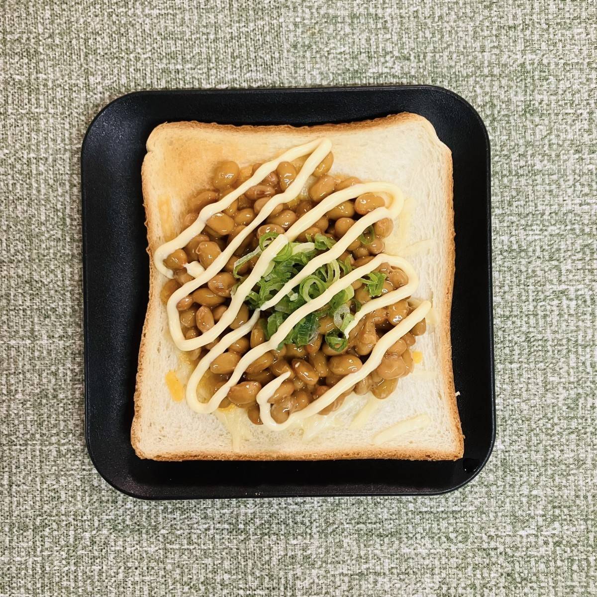 タカノフーズ公式の「納豆チーズトースト」のレシピ