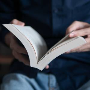  本を読む人 