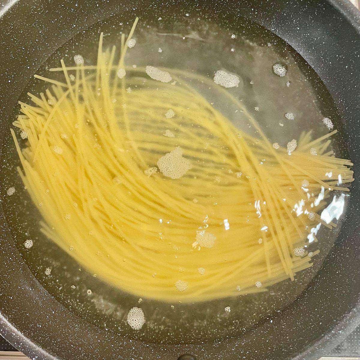 くらこん公式の「塩こんぶで冷静和風トマトパスタ」のレシピ