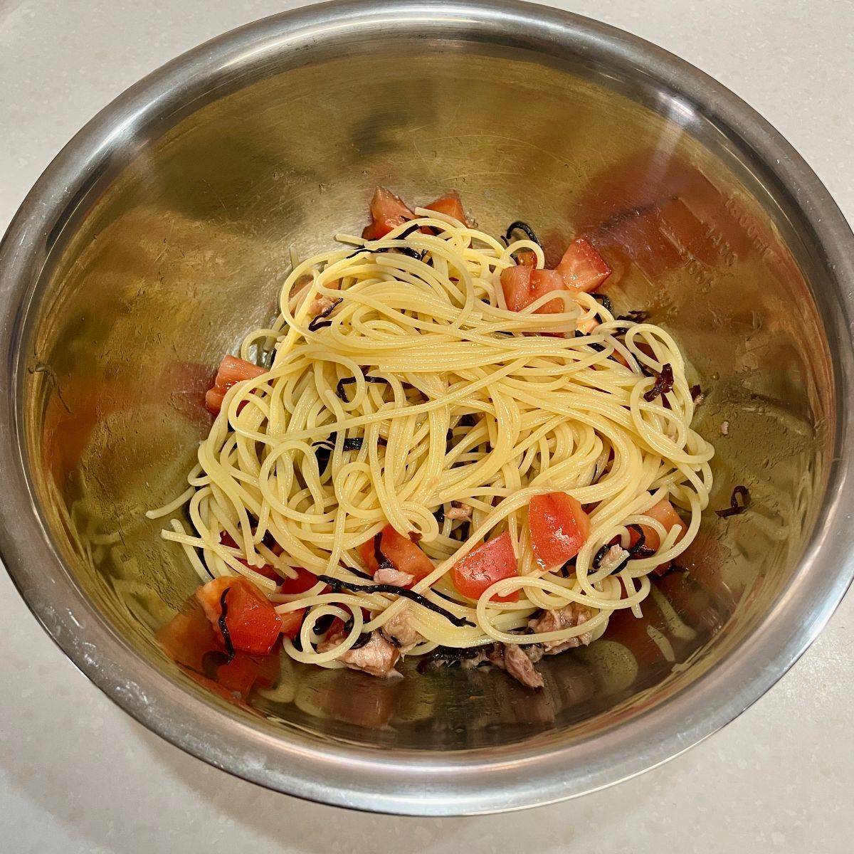 くらこん公式の「塩こんぶで冷静和風トマトパスタ」のレシピ