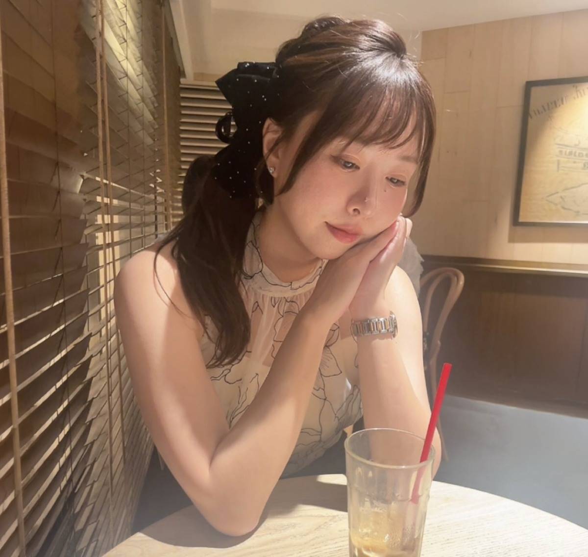 黒のベロアリボンクリップをアクセントにしたアップヘア