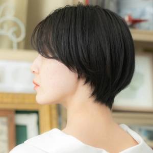 シンプル黒髪ショート 
