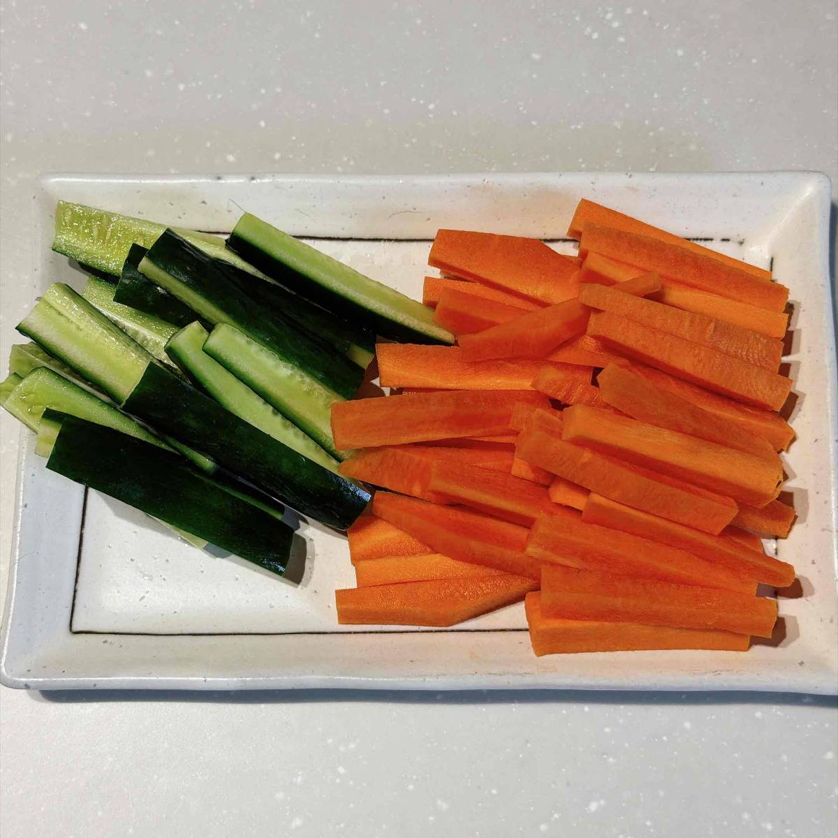JAグループ公式の「キュウリ人参スティックの豆腐ツナ味噌ディップ添え」のレシピ